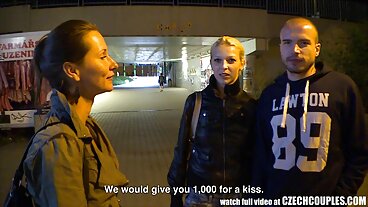 Oszalała darmowe filmiki pornograficzne na twarzy pasierbica liże kutasa w MFM