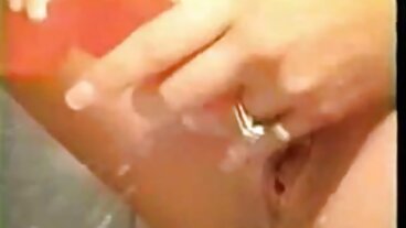 Randy babes Melissa i Riley darmowe galerie erotyczne smarują swoje botki i dobrze je liżą