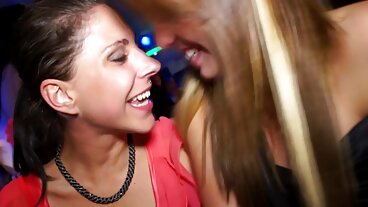 Gia Derza zostaje uległa darmowa sex erotyka dla Fana, gdy pieprzy jej mokrą cipkę