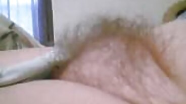 Zalotna blond bomba demonstruje jej filmy ertyczne za darmo umiejętności oralne