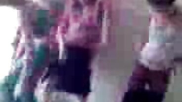 Emo Emily pokazuje swoje wielkie darmowe filmiki pornograficzne cycki i tyłek